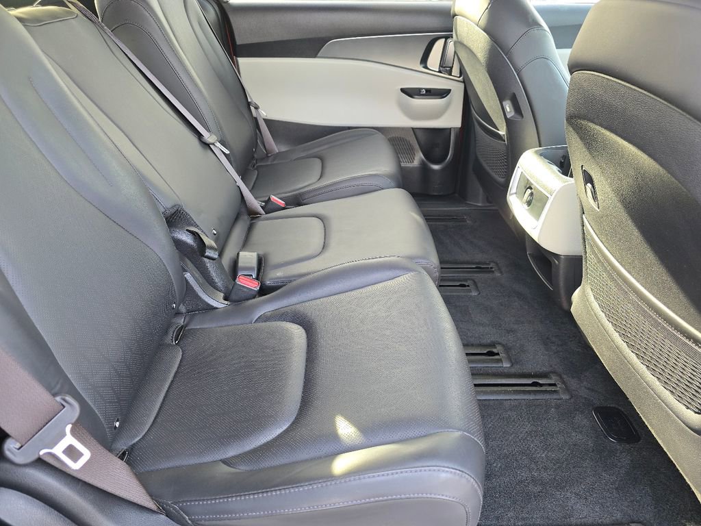 Used 2024 Kia Carnival LX image 17