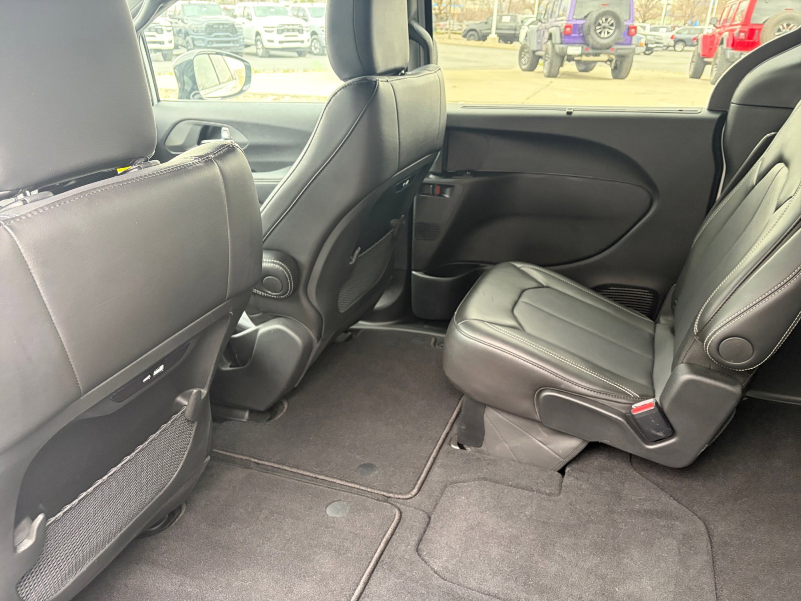 Used 2025 Chrysler Pacifica Select image 24