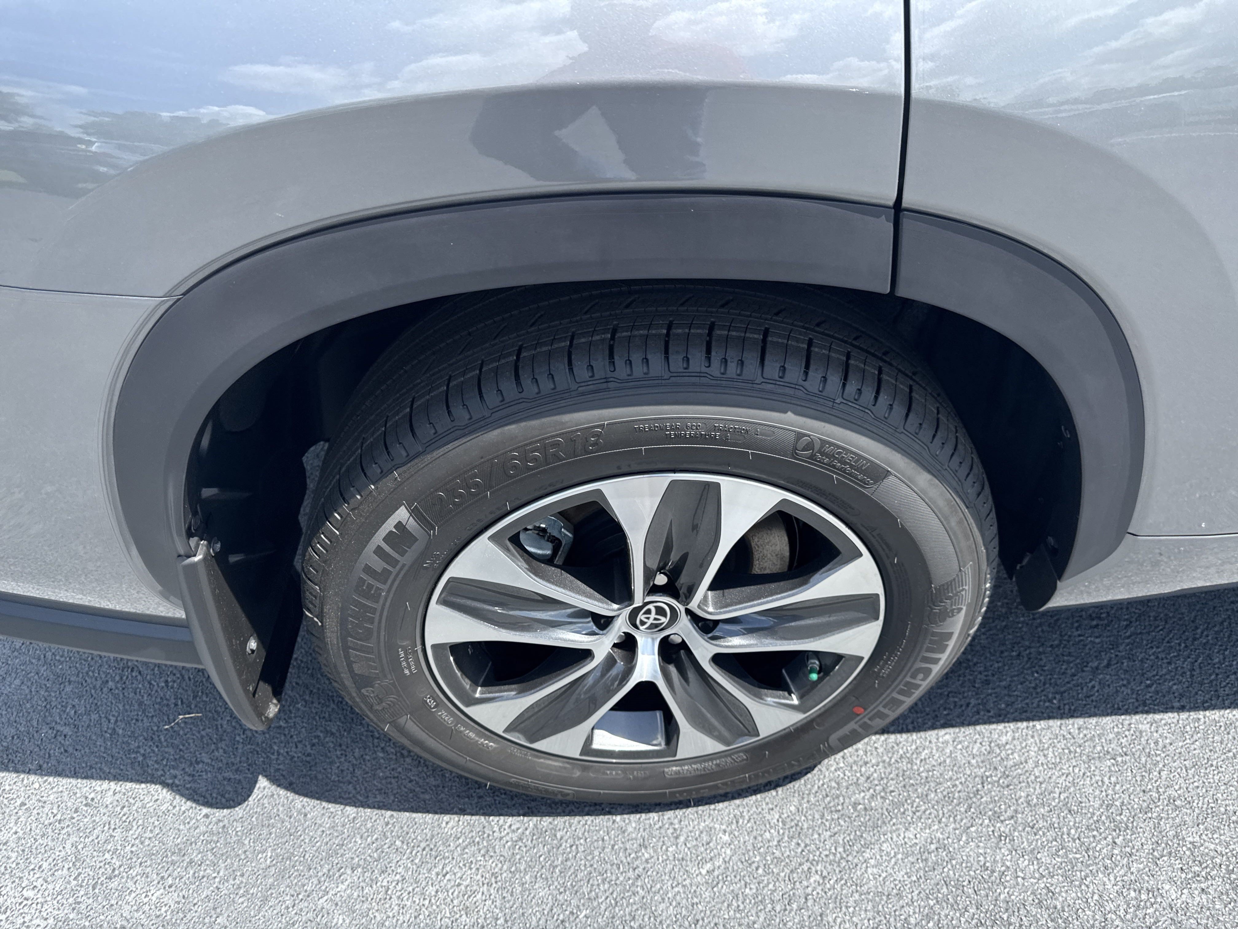 New 2025 Toyota Highlander XLE FWD image 11