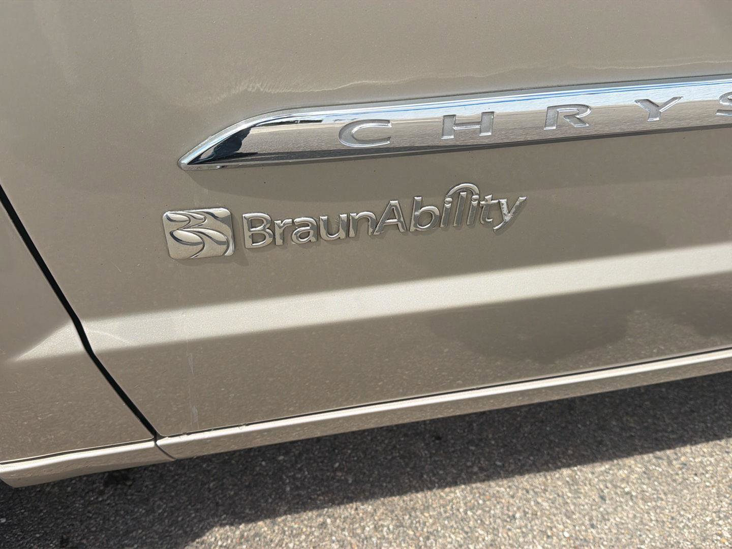 Used 2016 Chrysler Town & Country Touring FWD image 10