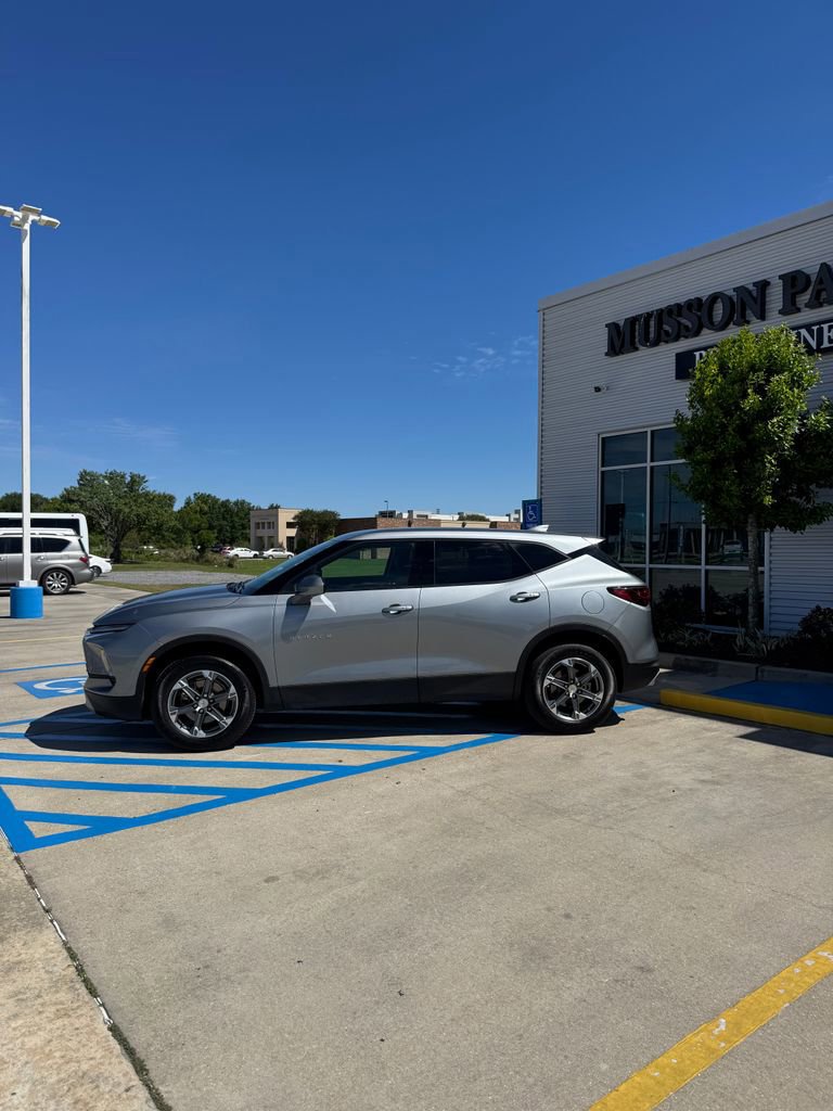 Used 2025 Chevrolet Blazer LT image 3