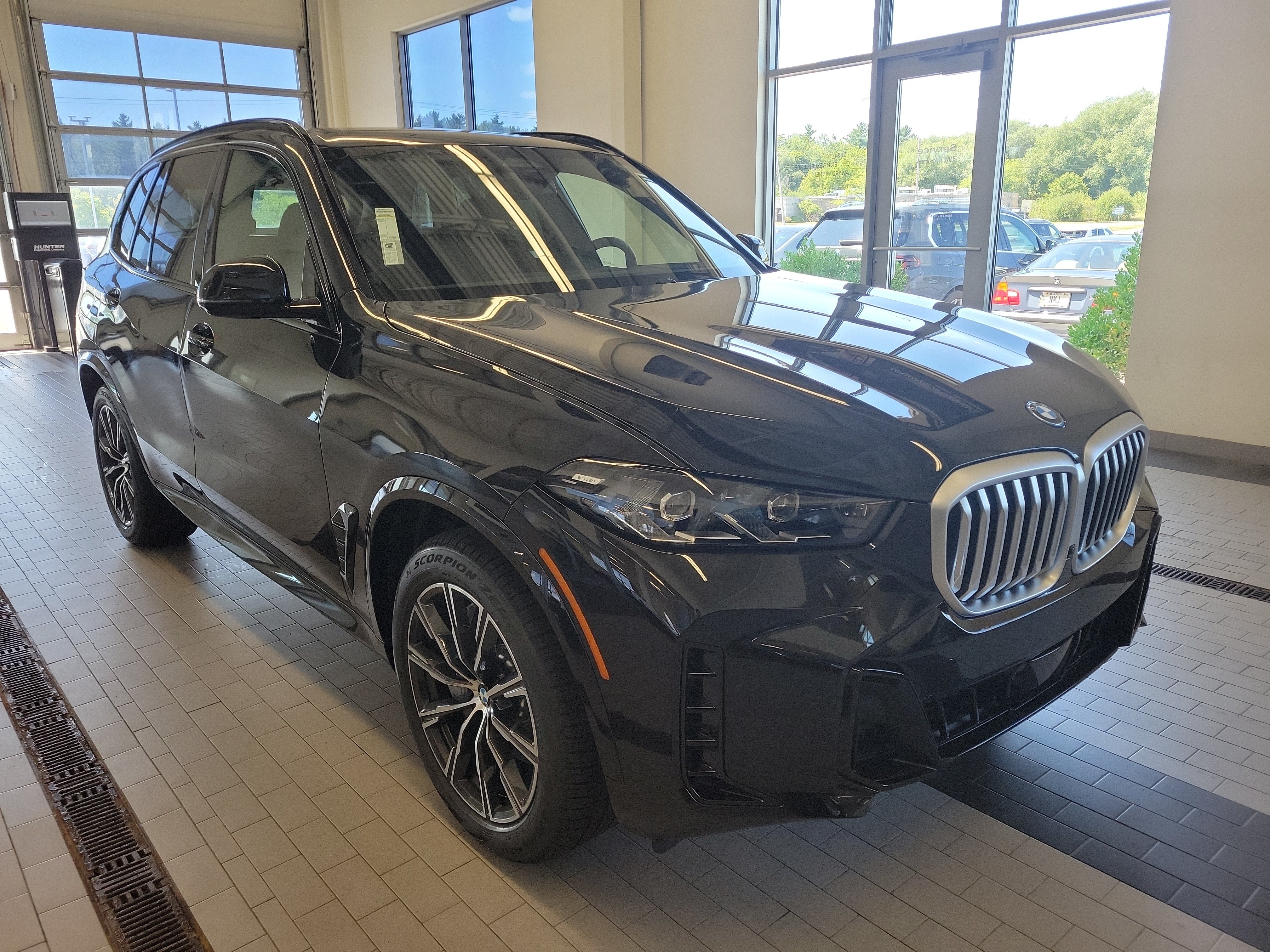 Used 2026 BMW X5 xDrive50e w/ M Sport Package AWD/4WD image 3
