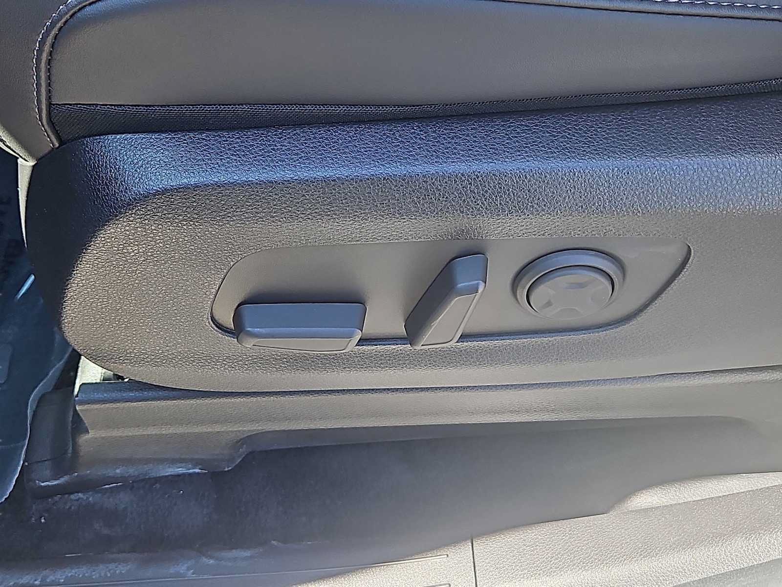 Used 2026 Kia Carnival SX w/ SX Dark Edition Package FWD image 23