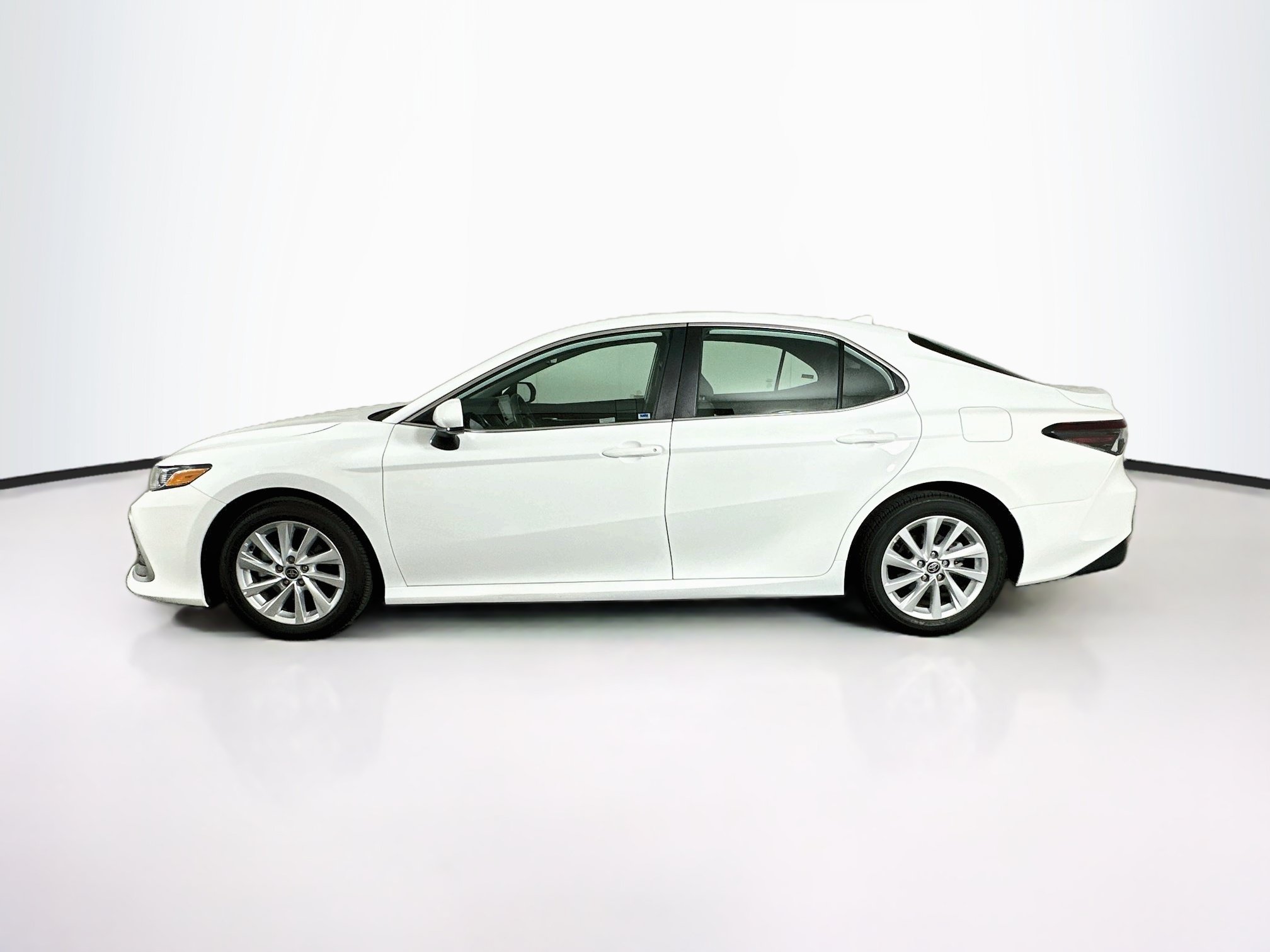 Used 2023 Toyota Camry LE FWD image 4