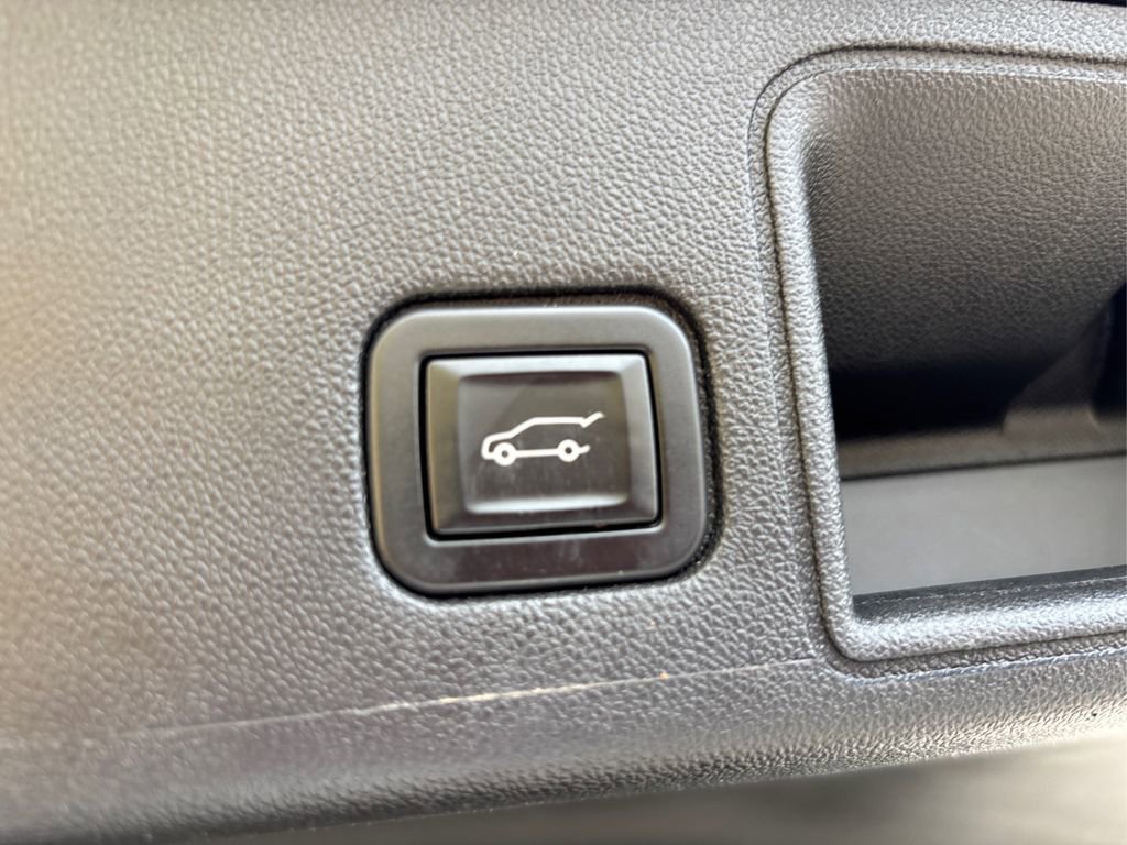 Used 2022 GMC Terrain SLE w/ Driver Convenience Package image 16