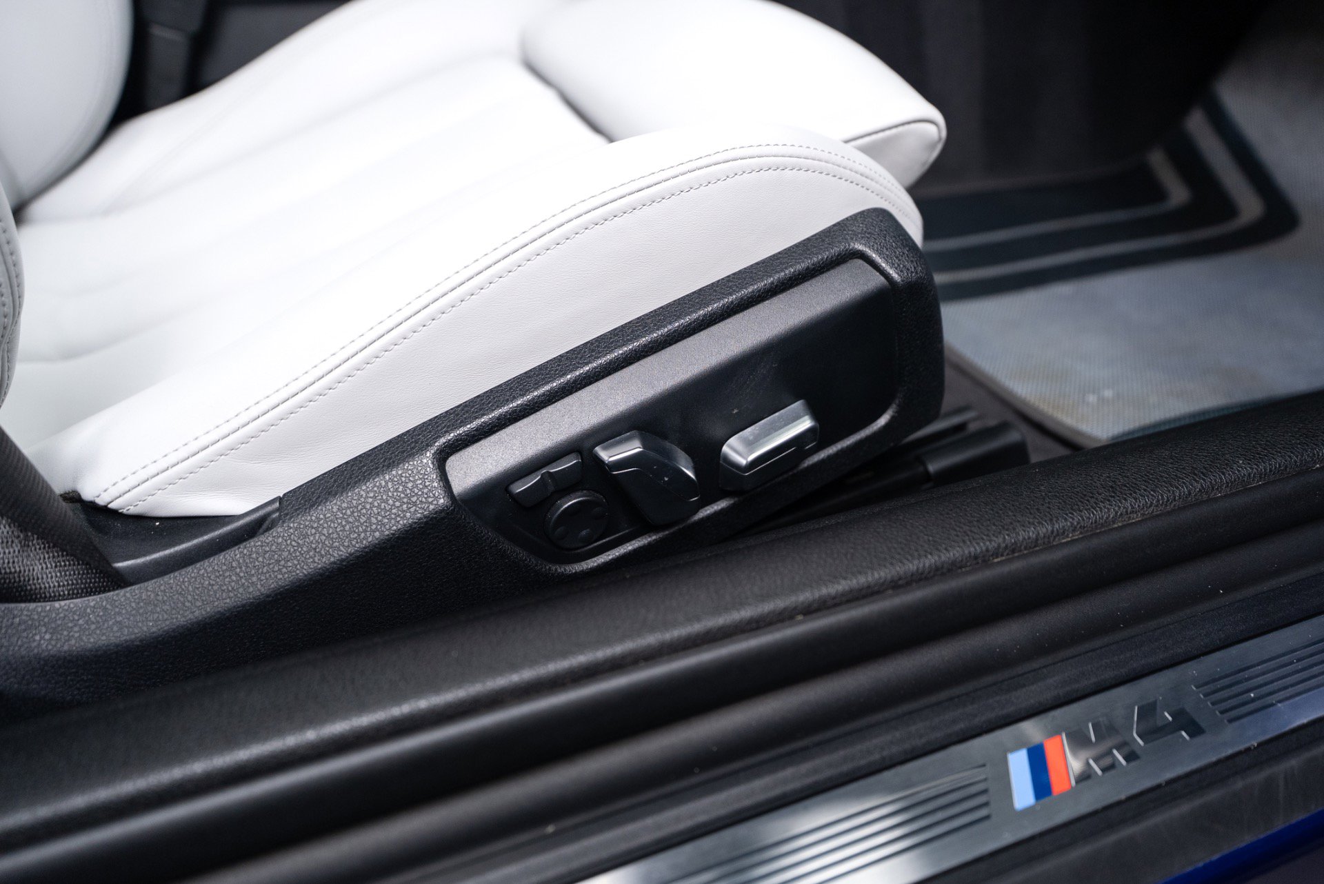 Used 2020 BMW M4 Convertible w/ Executive Package image 70