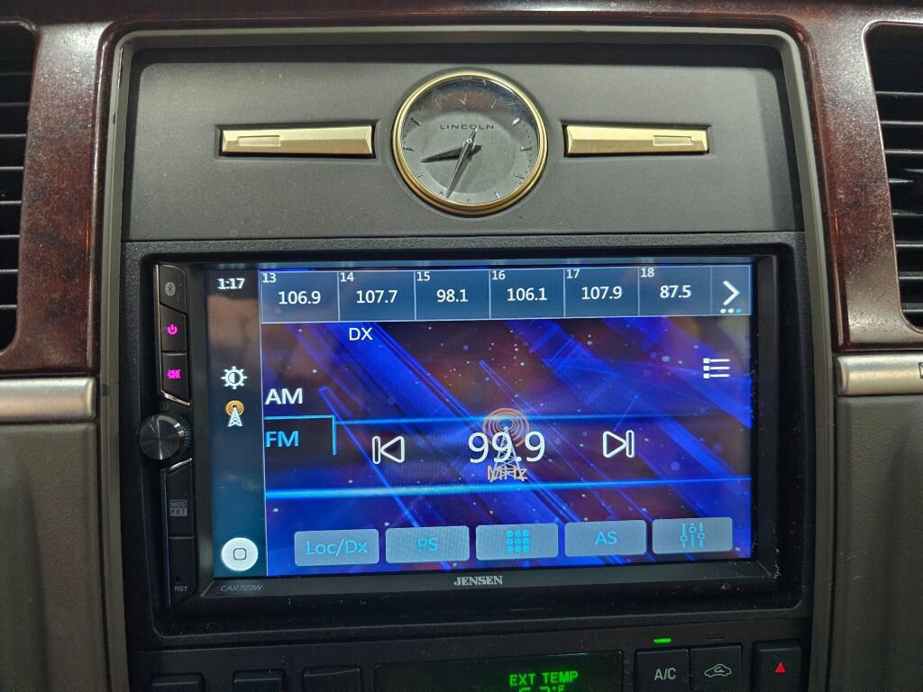 Used 2005 Lincoln Town Car Signature Limited image 21