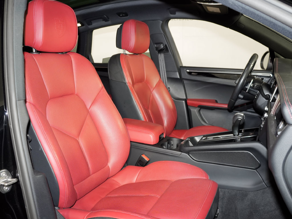 Certified 2023 Porsche Macan Turbo AWD/4WD image 39