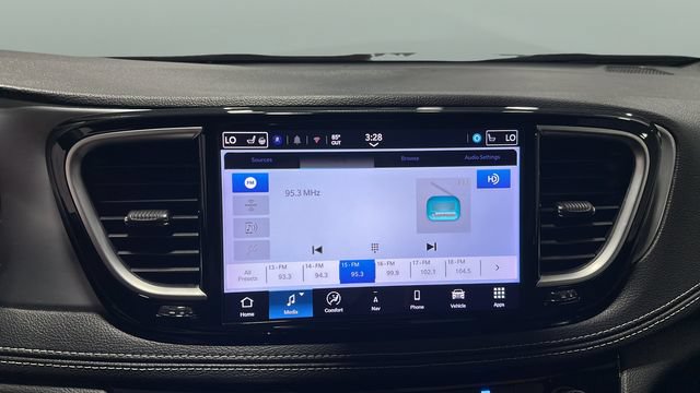Used 2025 Chrysler Pacifica Limited FWD image 15