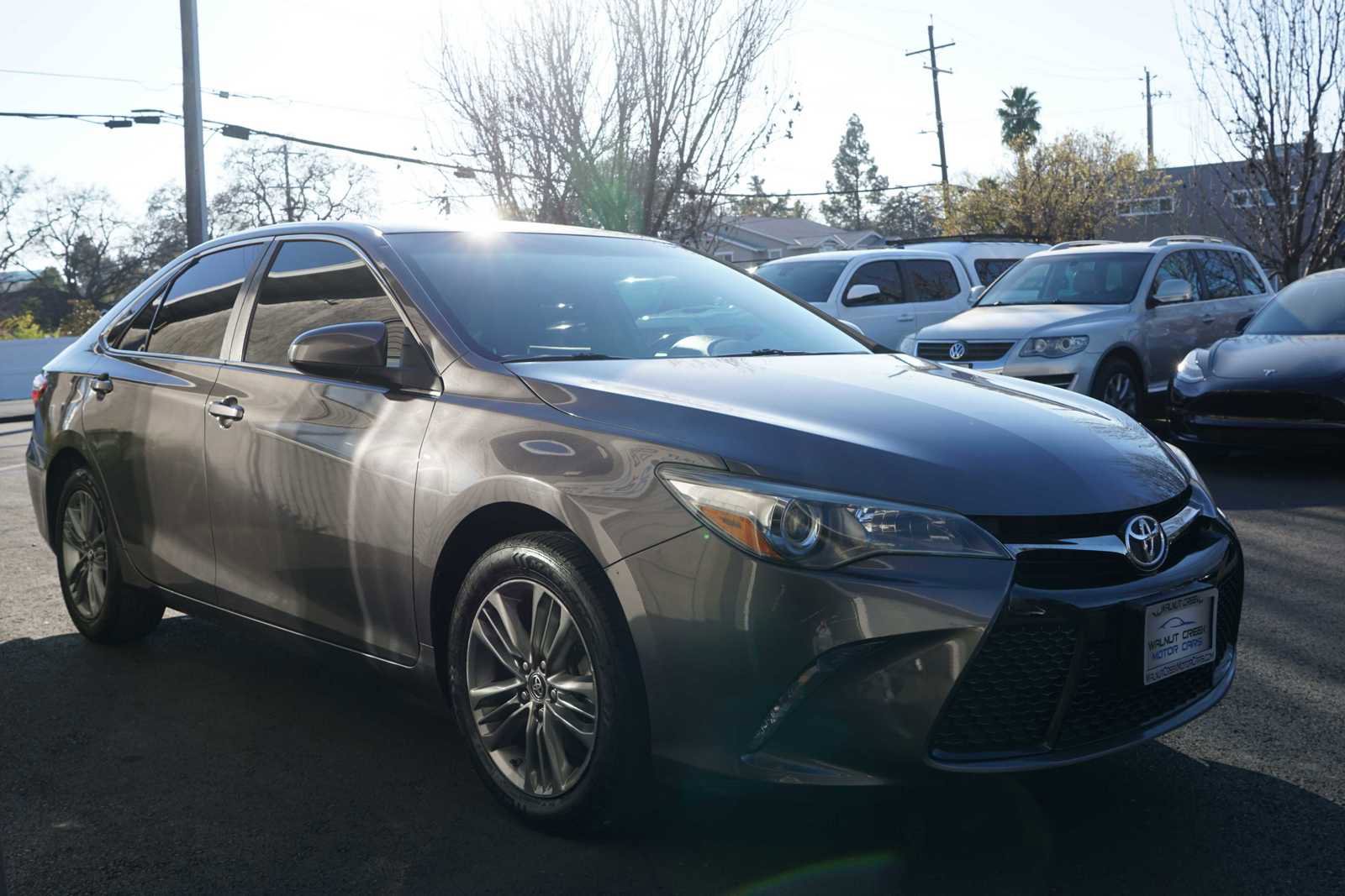 Used 2017 Toyota Camry SE w/ Moonroof Package image 10