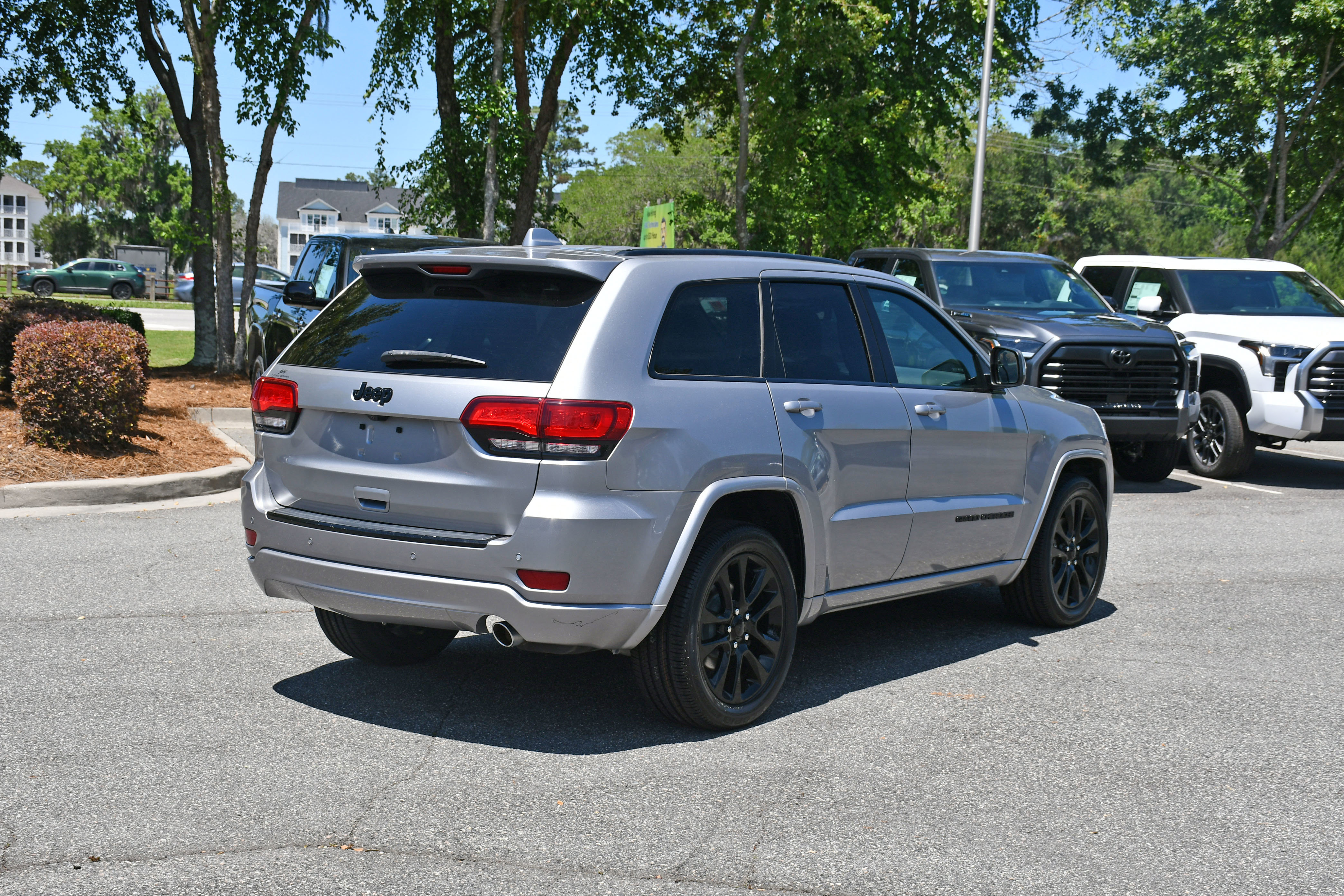 Used 2018 Jeep Grand Cherokee Altitude RWD image 4