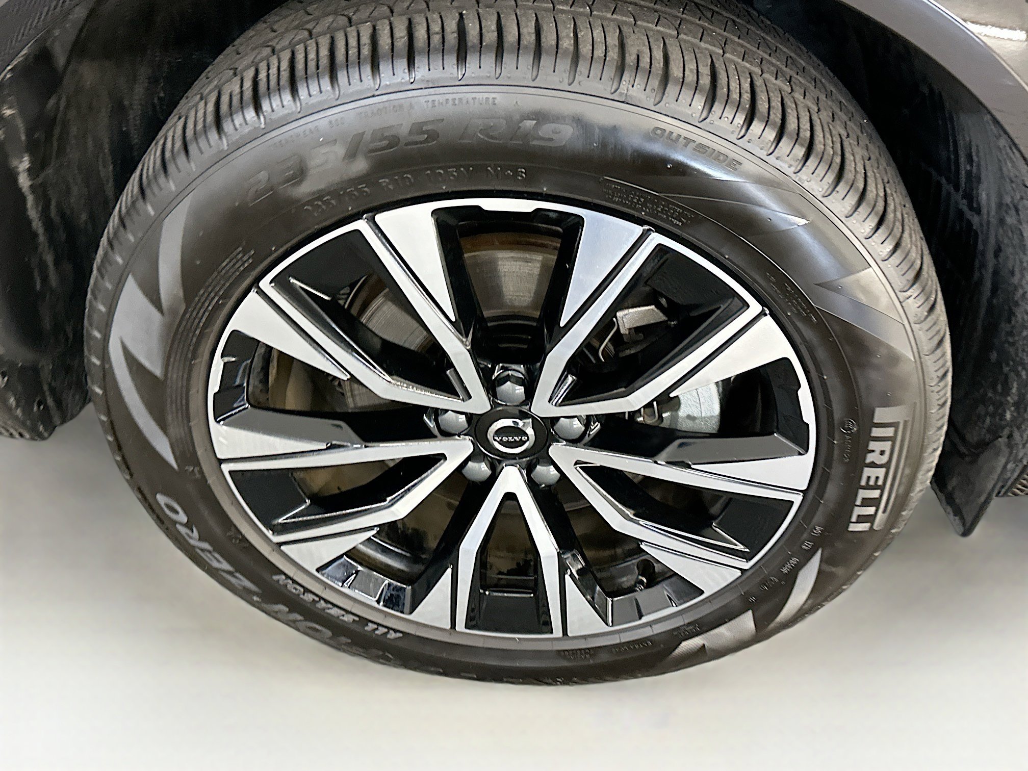 Used 2025 Volvo XC60 B5 Plus image 11