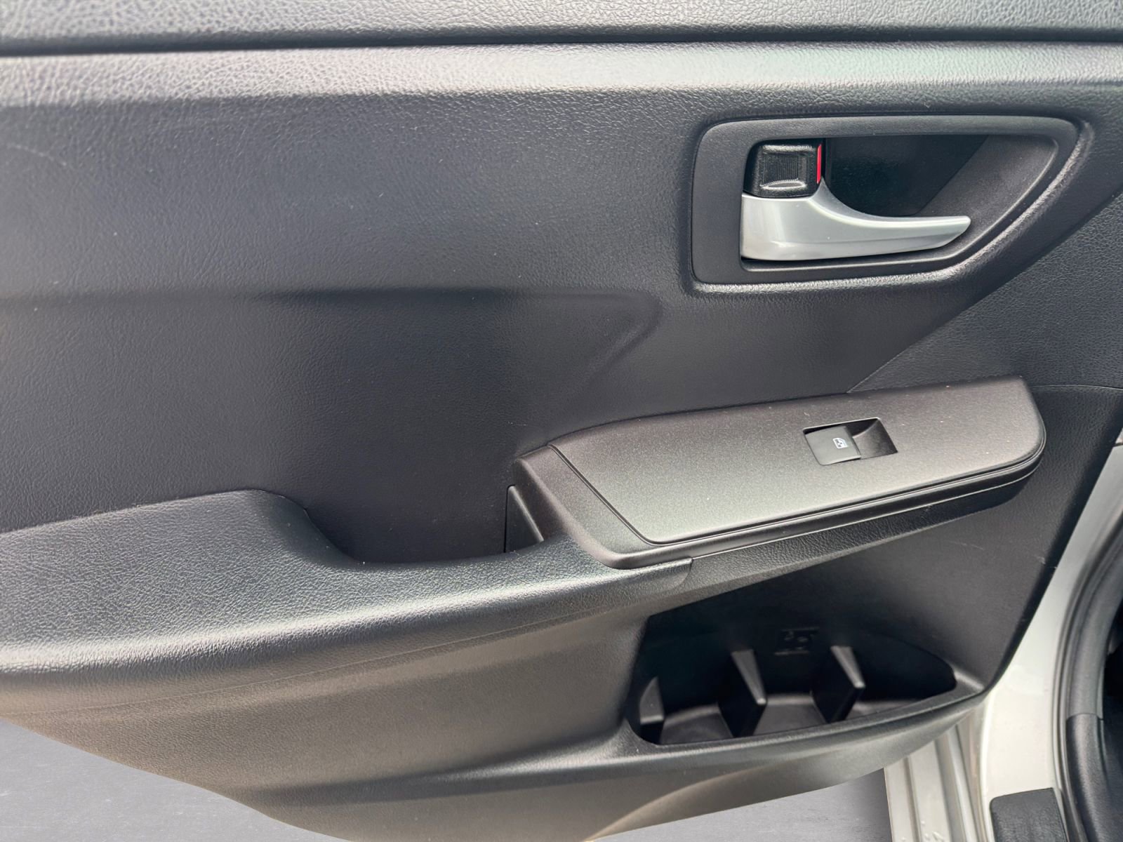 Used 2017 Toyota Camry SE w/ Moonroof Package FWD image 15