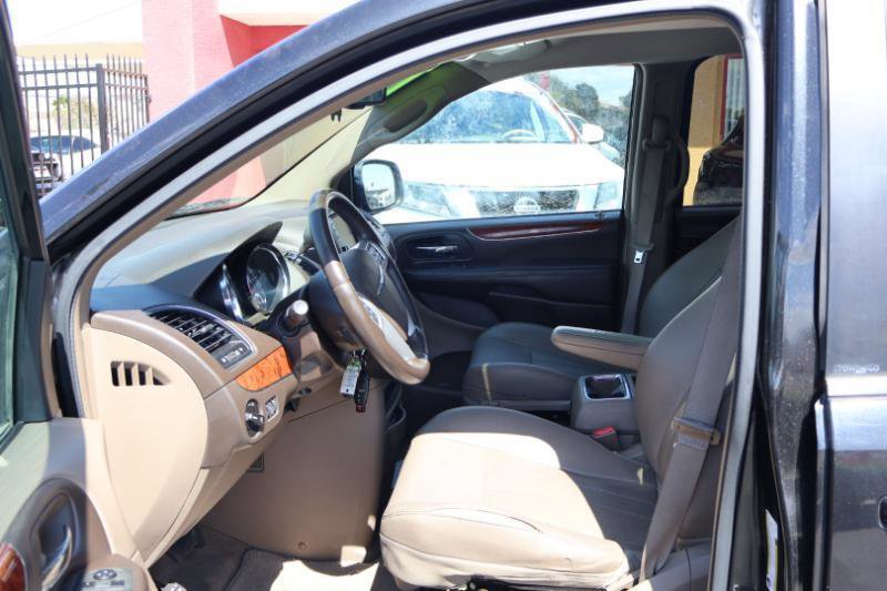 Used 2014 Chrysler Town & Country Touring FWD image 11