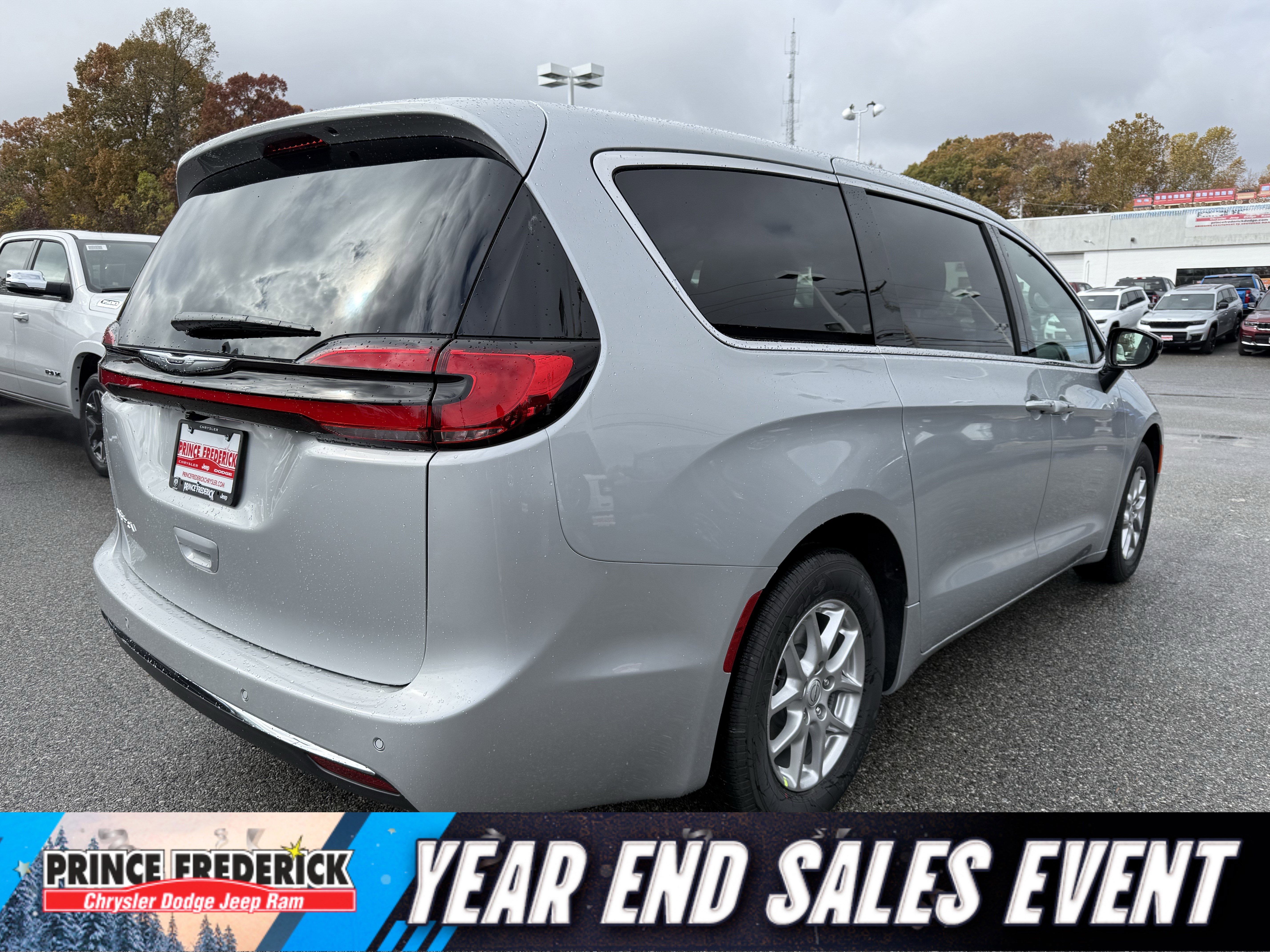 New 2026 Chrysler Pacifica Select image 3