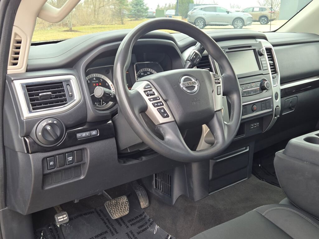 Used 2019 Nissan Titan SV image 19
