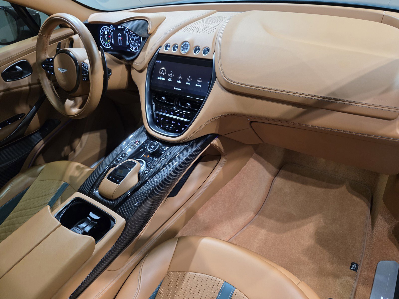 Used 2024 Aston Martin DBX 707 image 28