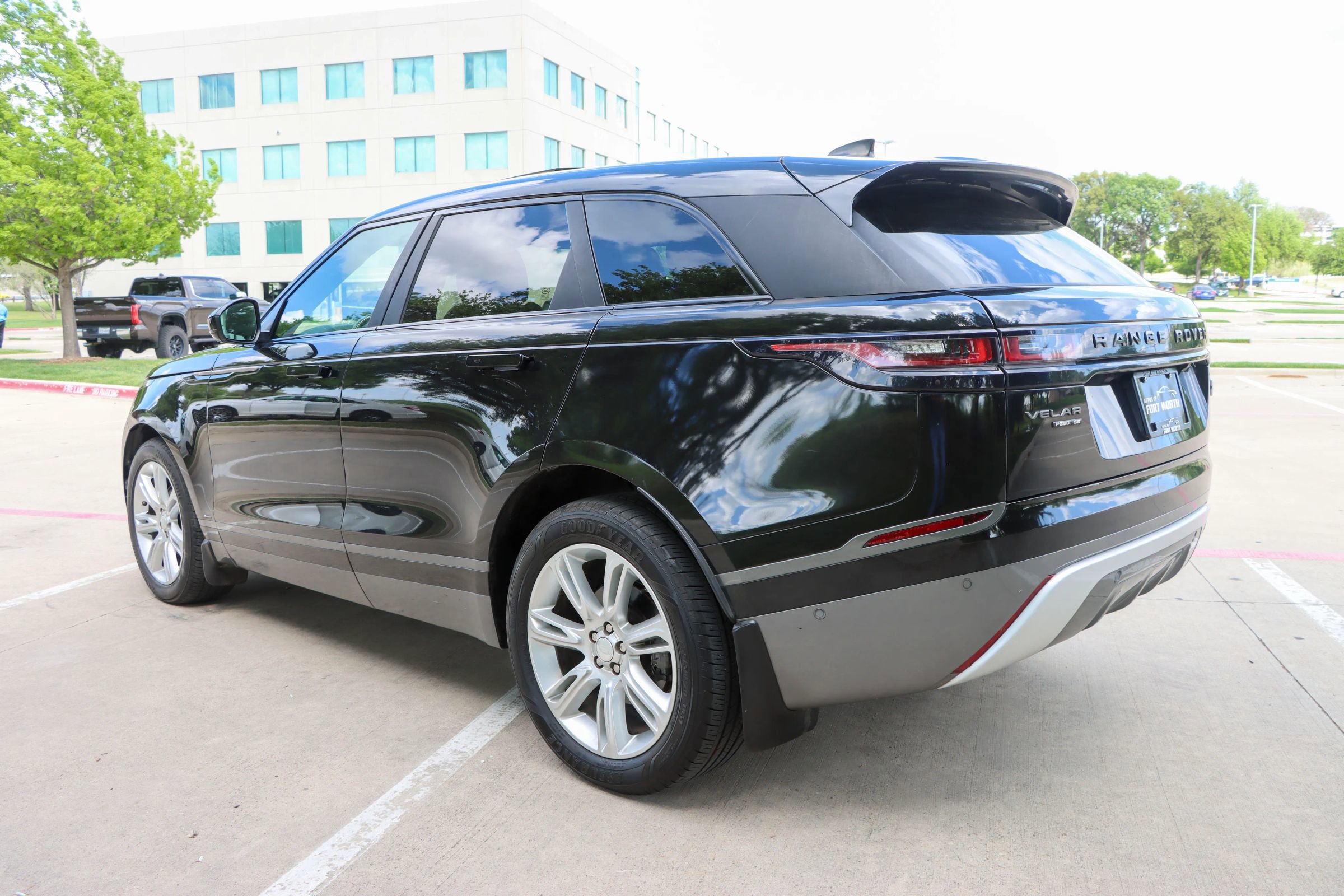 Used 2018 Land Rover Range Rover Velar R-Dynamic SE AWD/4WD image 5