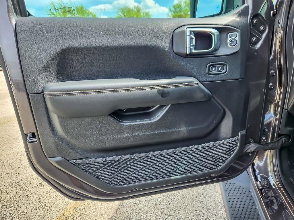 Used 2025 Jeep Wrangler Unlimited Sahara AWD/4WD image 18