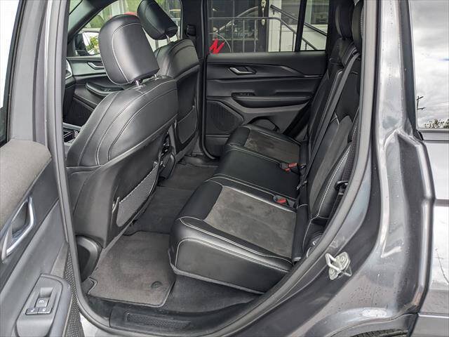 Used 2023 Jeep Grand Cherokee Altitude AWD/4WD image 13