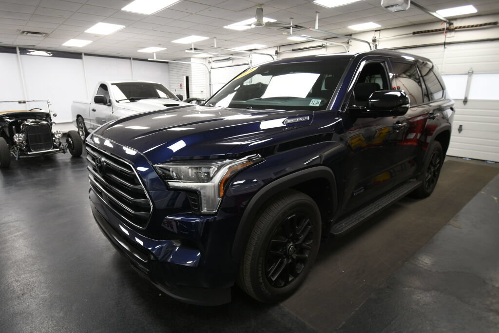 Certified 2025 Toyota Sequoia Limited w/ Tow Technology Package AWD/4WD image 4