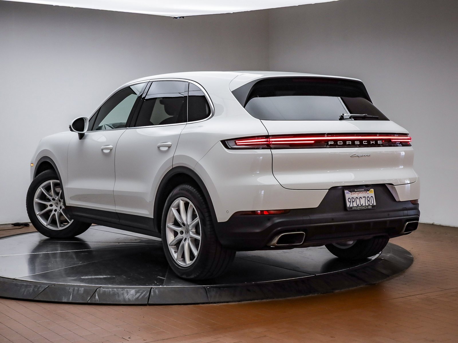 Certified 2025 Porsche Cayenne image 3