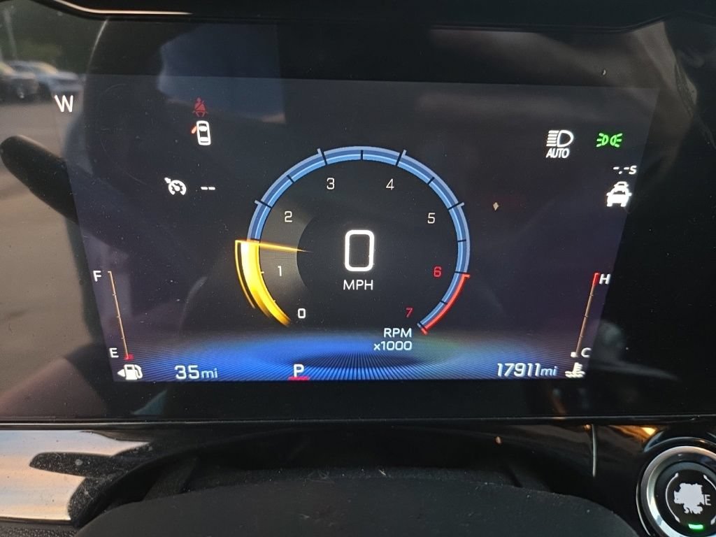 Used 2025 Chevrolet Trax RS FWD image 2
