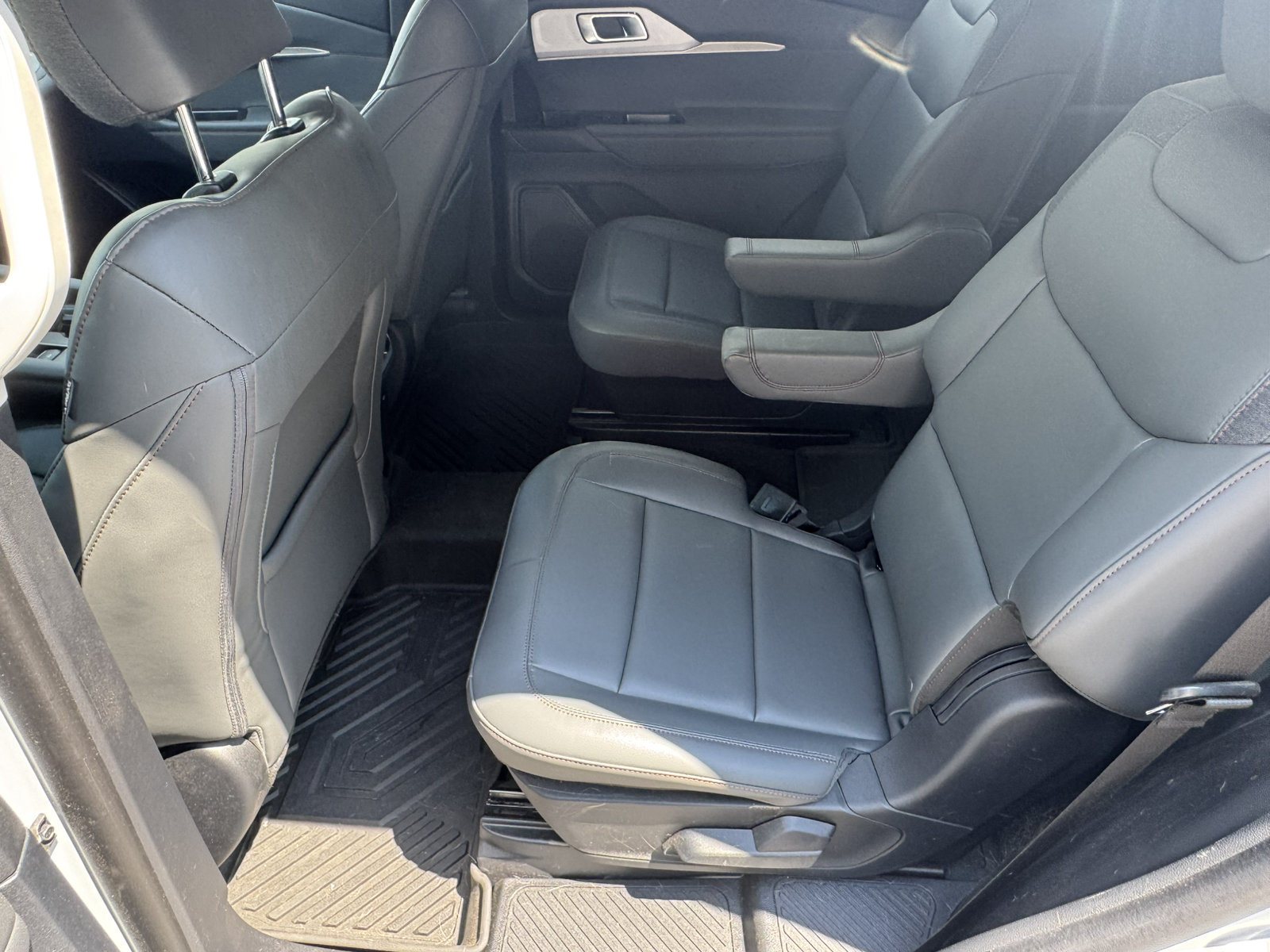 Used 2025 Ford Explorer Active w/ Active Comfort Package RWD image 24