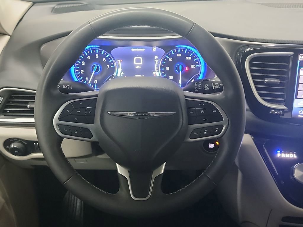 Used 2024 Chrysler Pacifica Touring-L image 18