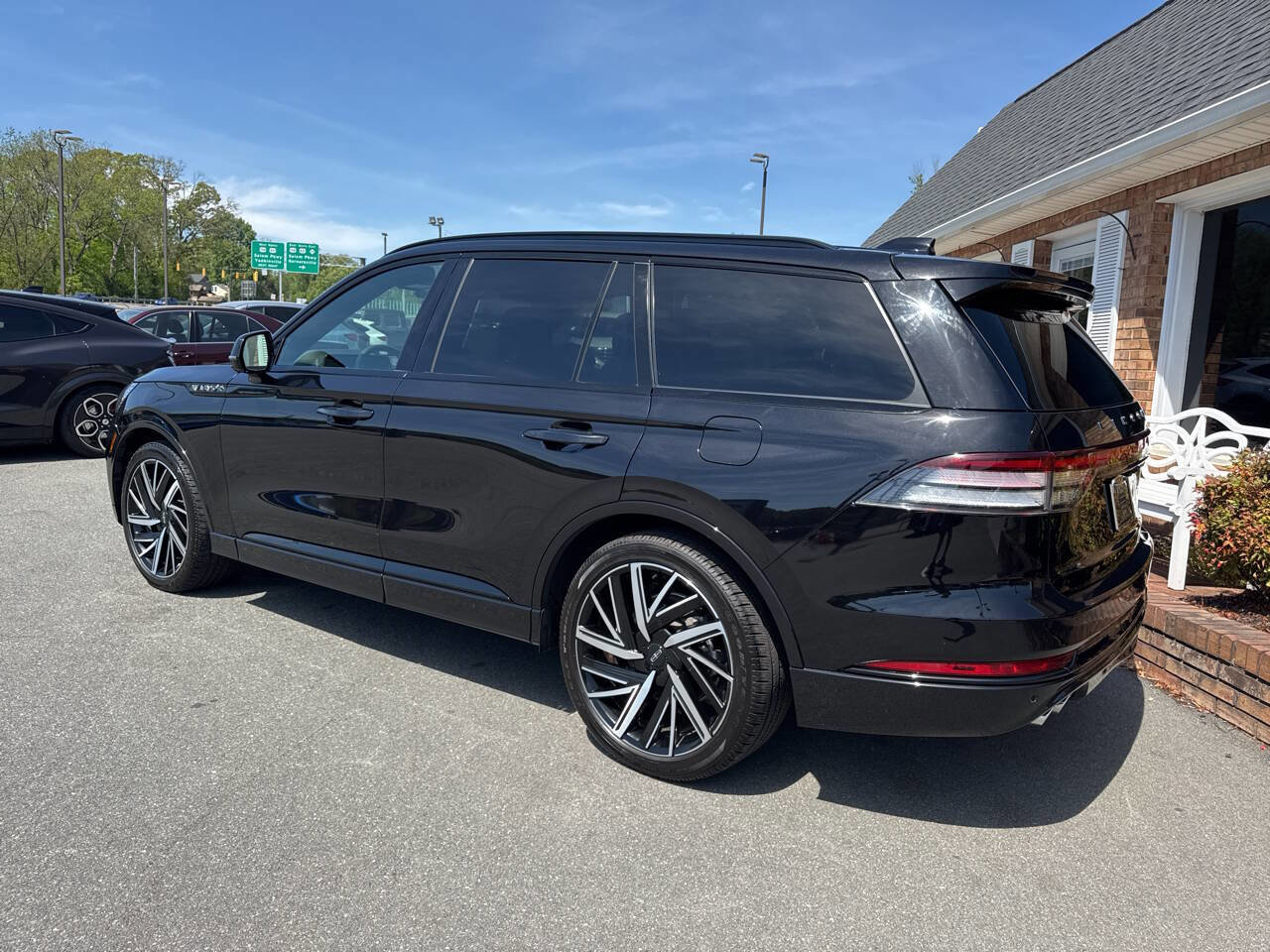 Used 2025 Lincoln Aviator Black Label w/ Jet Appearance Package AWD/4WD image 16