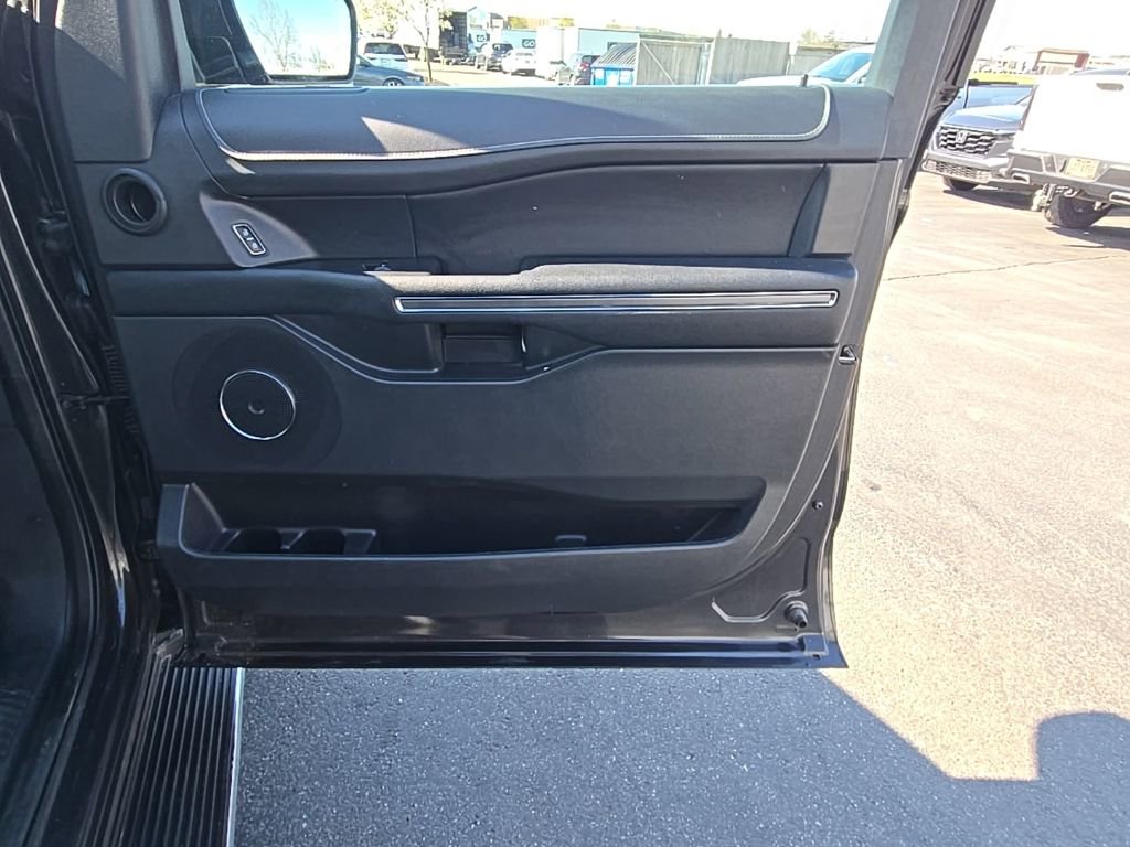 Used 2022 Ford Expedition XLT image 32