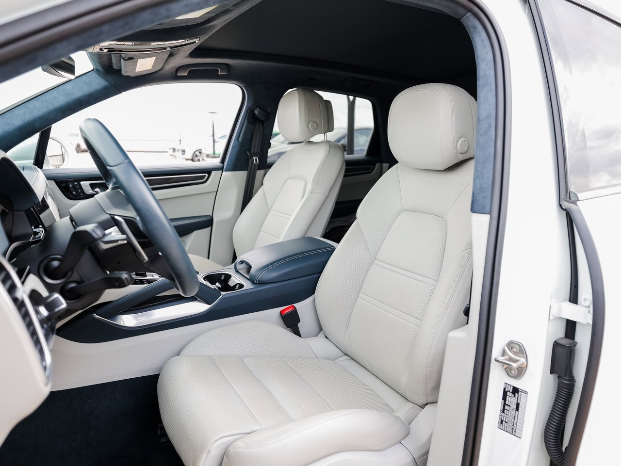 Certified 2022 Porsche Cayenne Turbo image 5