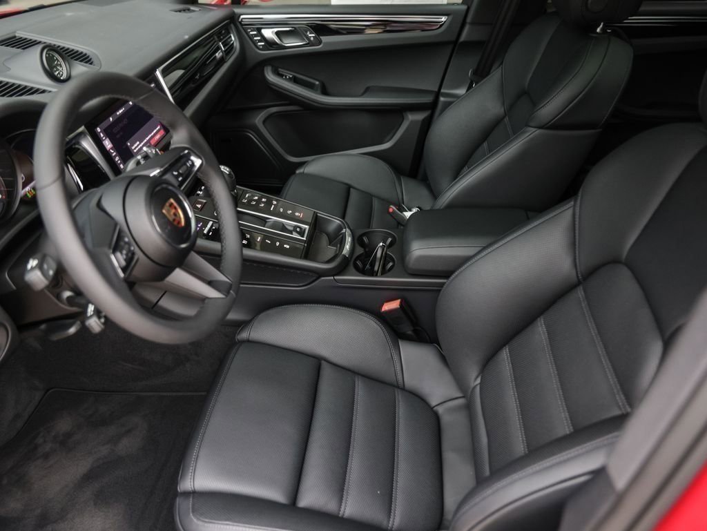 Certified 2025 Porsche Macan image 14