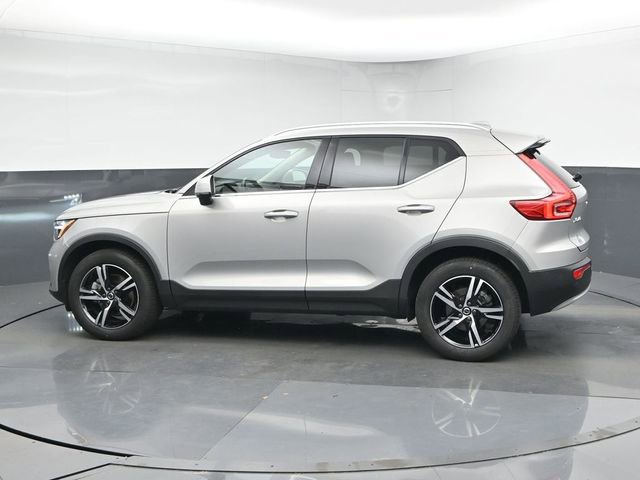 Used 2023 Volvo XC40 B5 Plus image 5