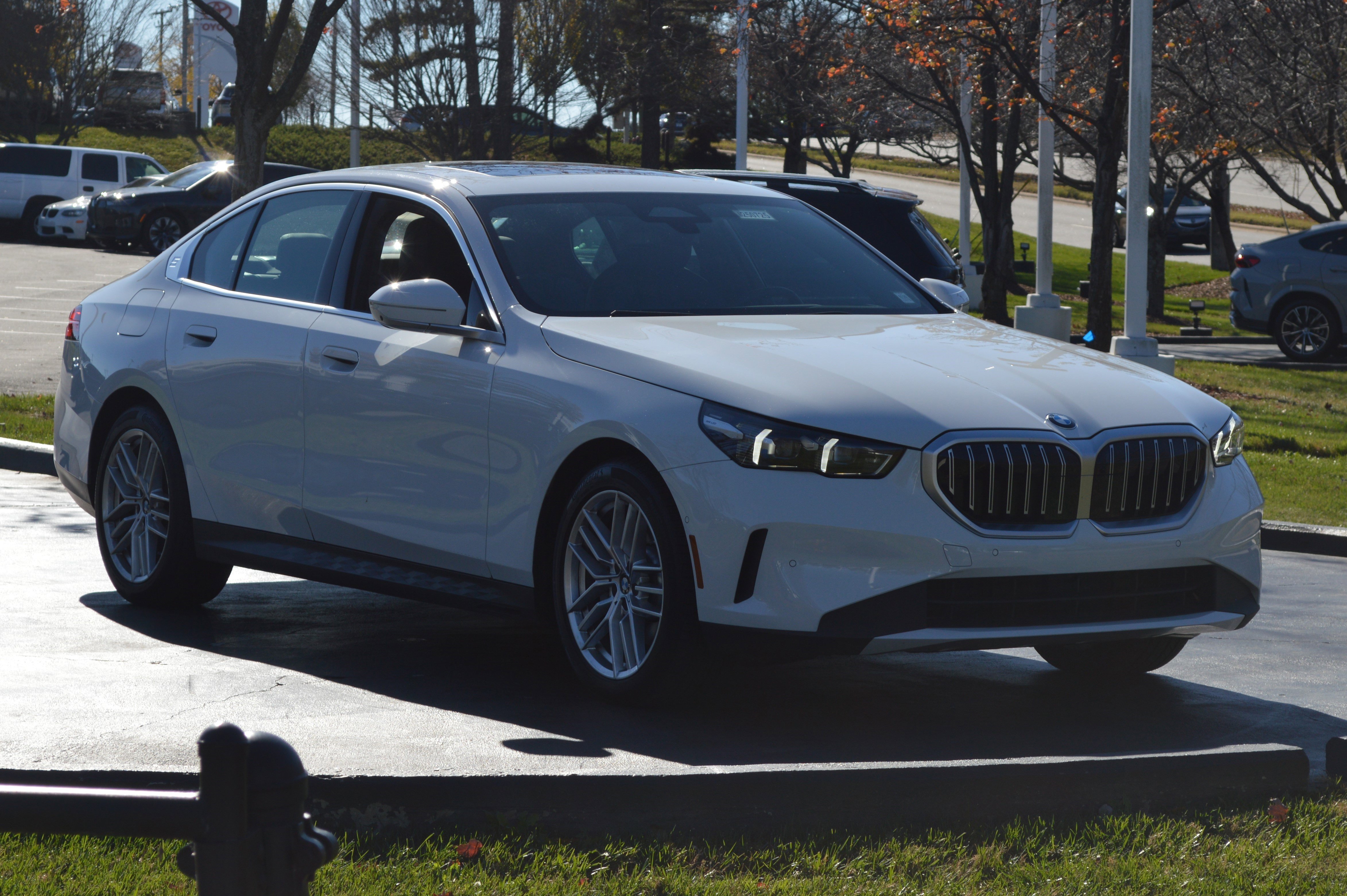 Used 2025 BMW 530i xDrive w/ Premium Package image 5