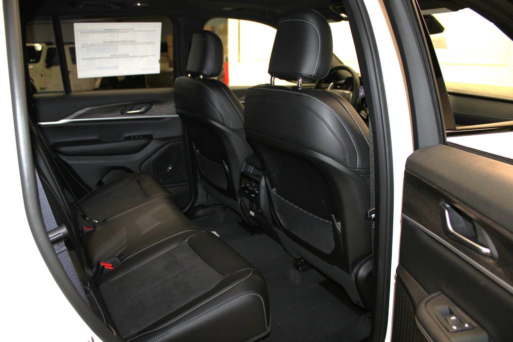 New 2026 Jeep Grand Cherokee Altitude image 32