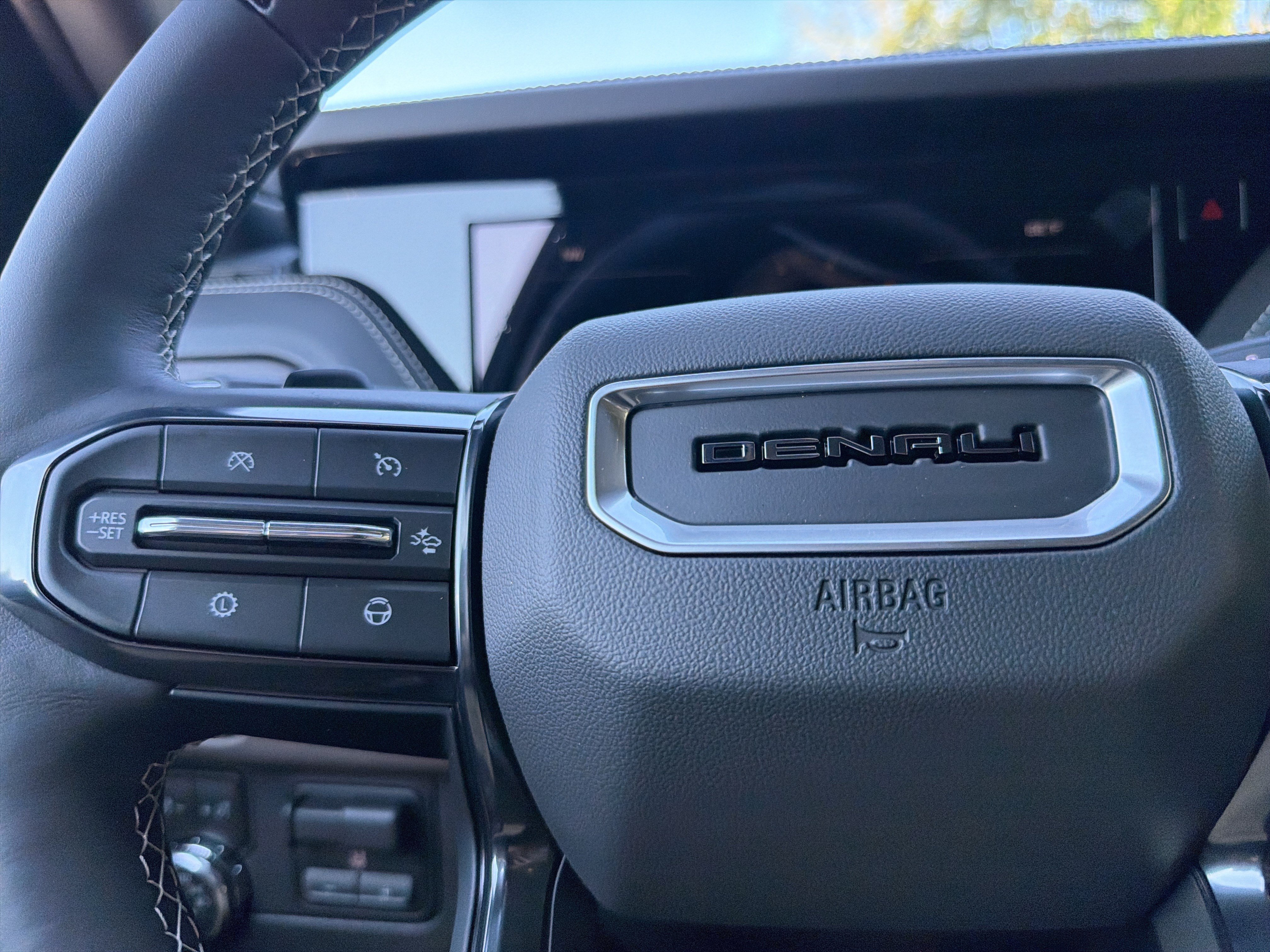 New 2026 GMC Yukon Denali Ultimate w/ LPO, Floor Liner Package AWD/4WD image 31