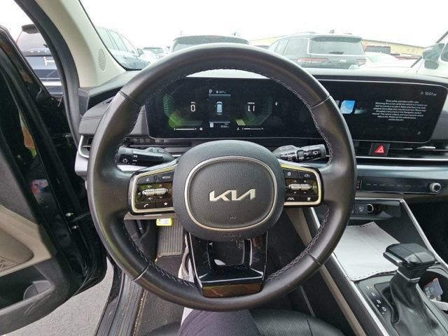 Used 2025 Kia Carnival FWD image 14
