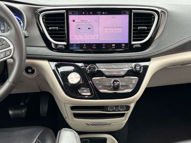 Used 2023 Chrysler Pacifica Touring-L FWD image 31