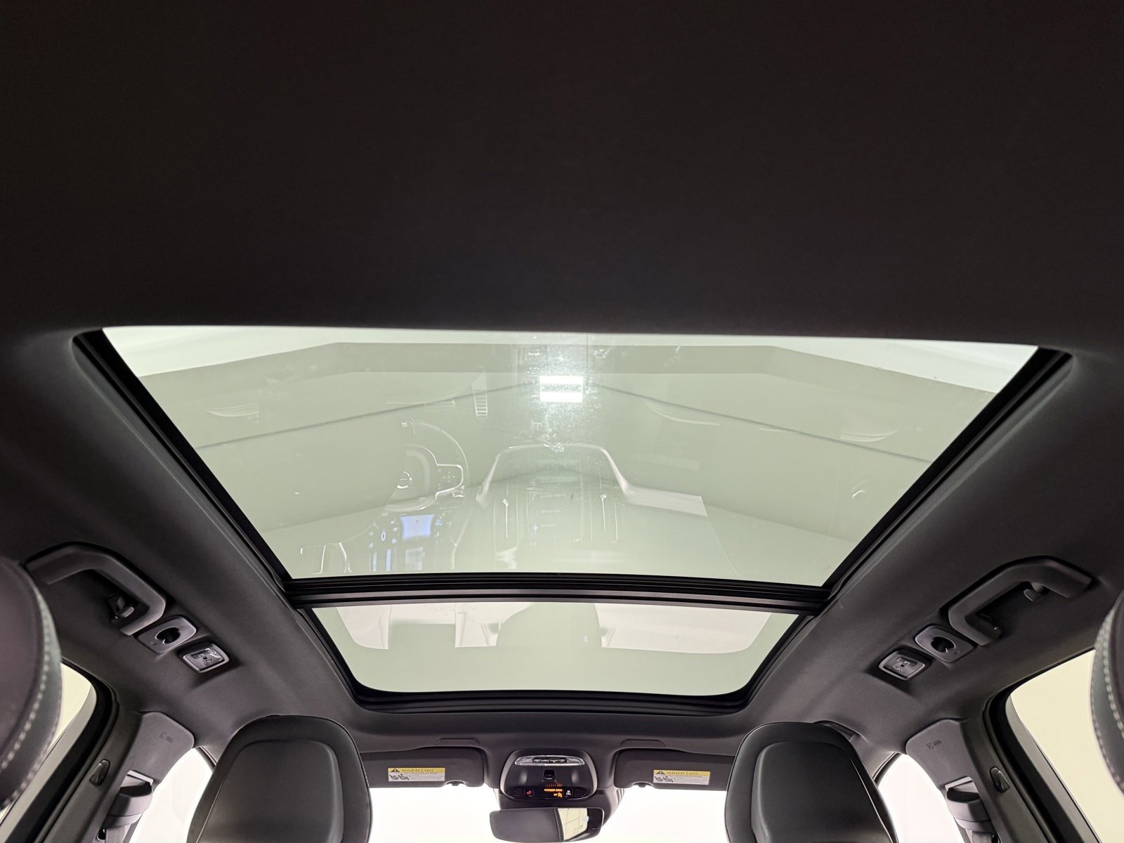 Used 2018 Volvo XC60 T6 R-Design w/ Convenience Package image 9