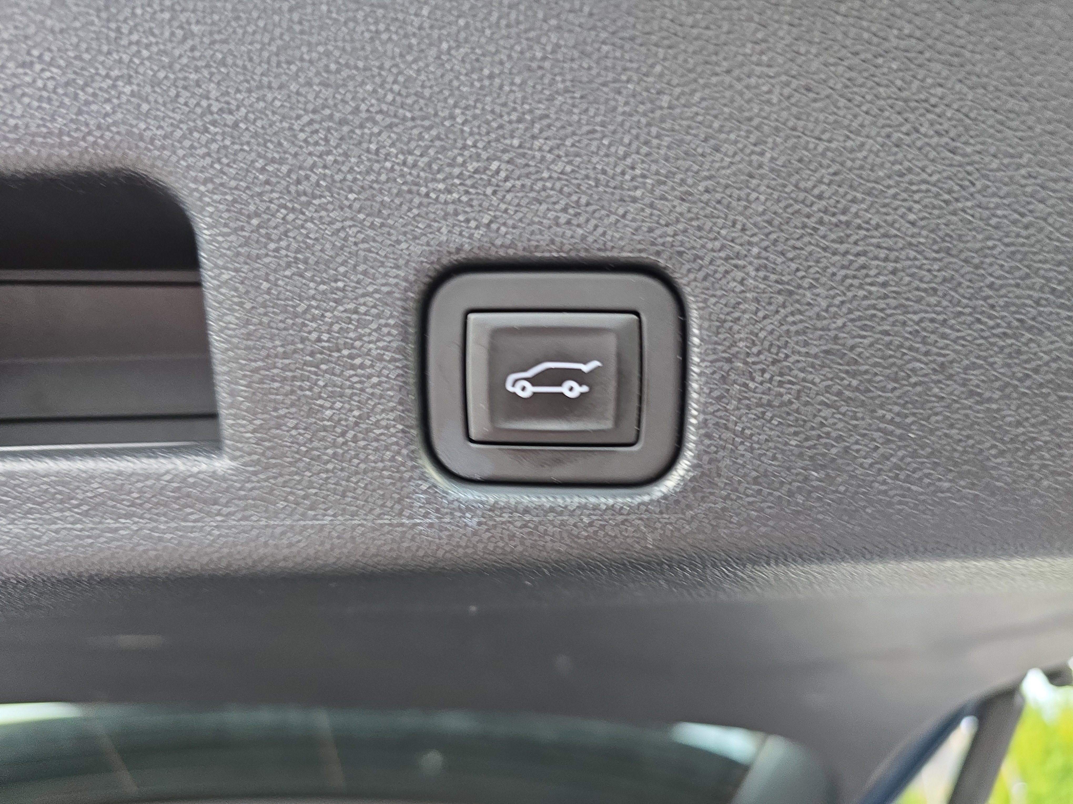 Used 2025 Chevrolet Traverse LT image 8