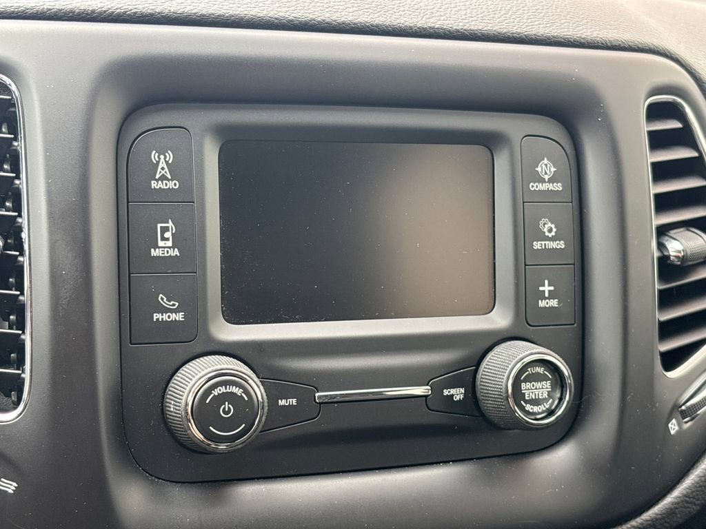 Used 2018 Jeep Compass Latitude FWD image 11