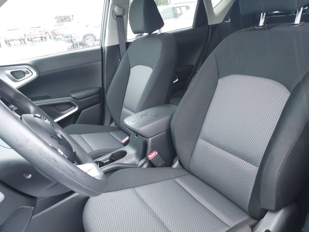 Used 2025 Kia Soul LX w/ LX Technology Package FWD image 17