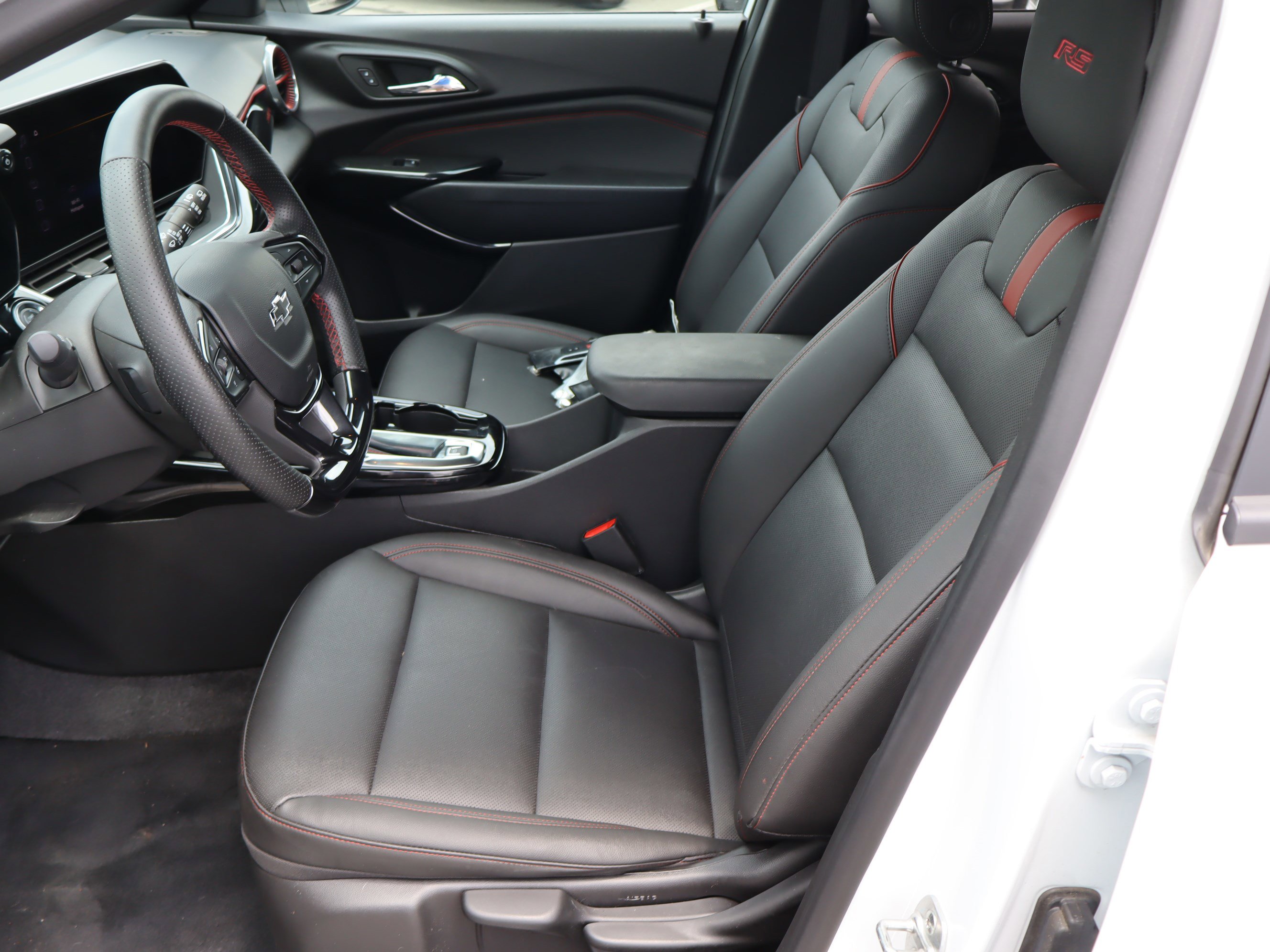 Certified 2024 Chevrolet Trax RS w/ Sunroof Package FWD image 16
