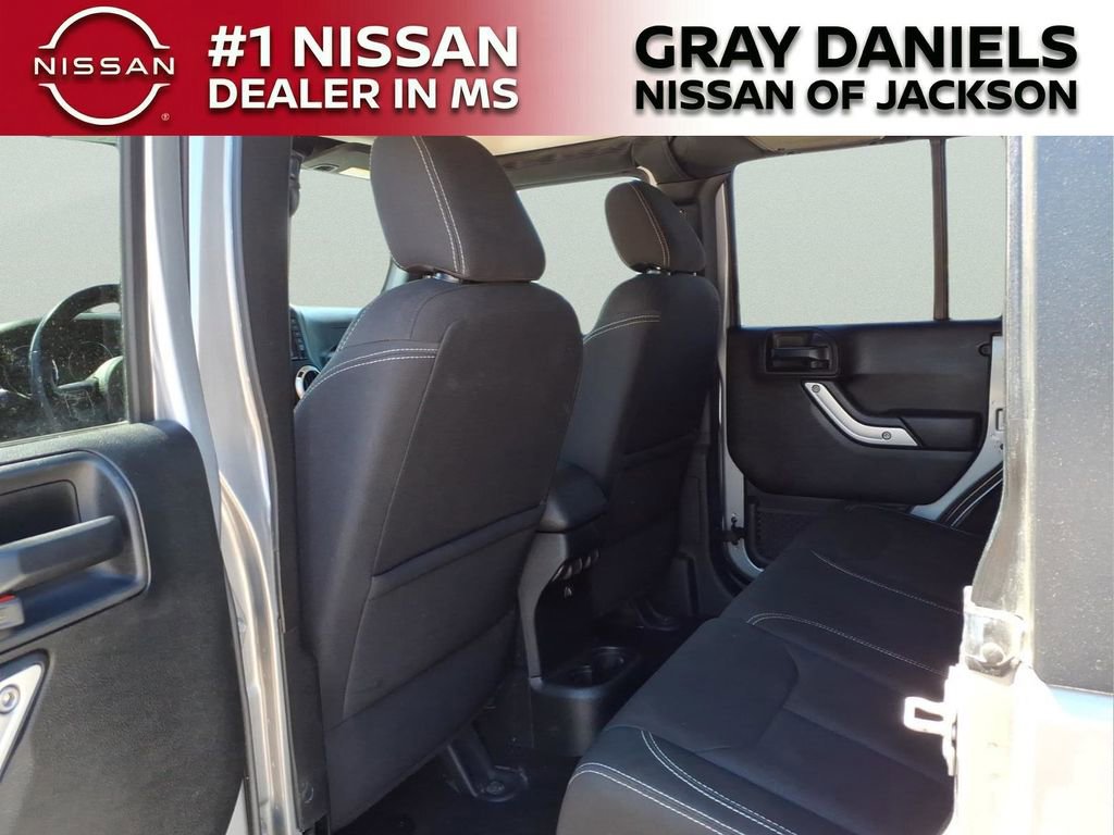 Used 2018 Jeep Wrangler Unlimited Sahara w/ Connectivity Group image 17