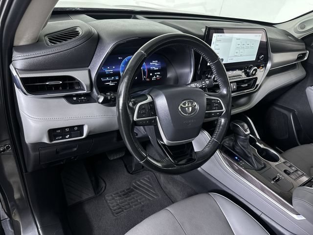 Used 2023 Toyota Highlander Platinum FWD image 10