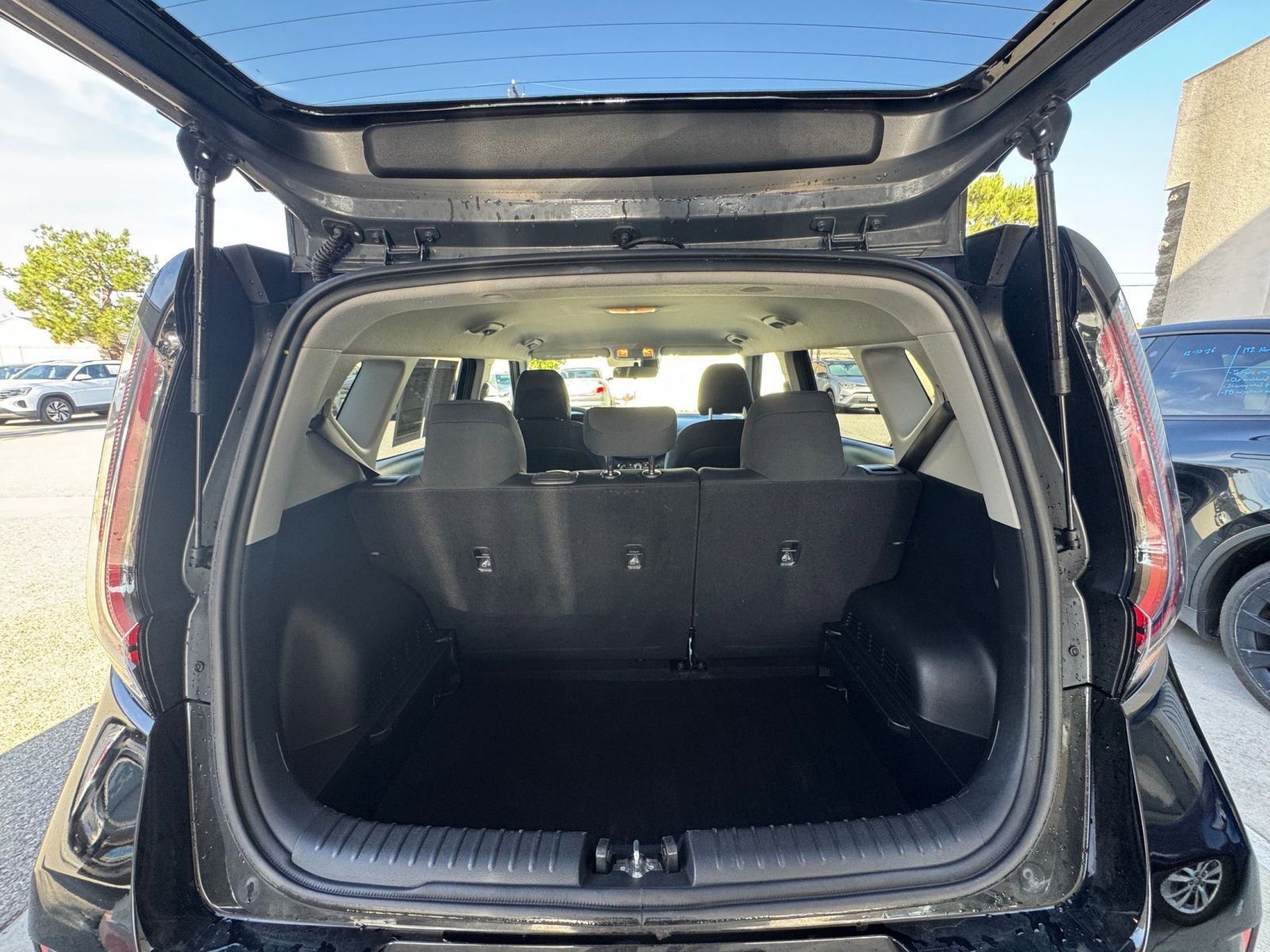 Used 2025 Kia Soul LX w/ LX Technology Package FWD image 29