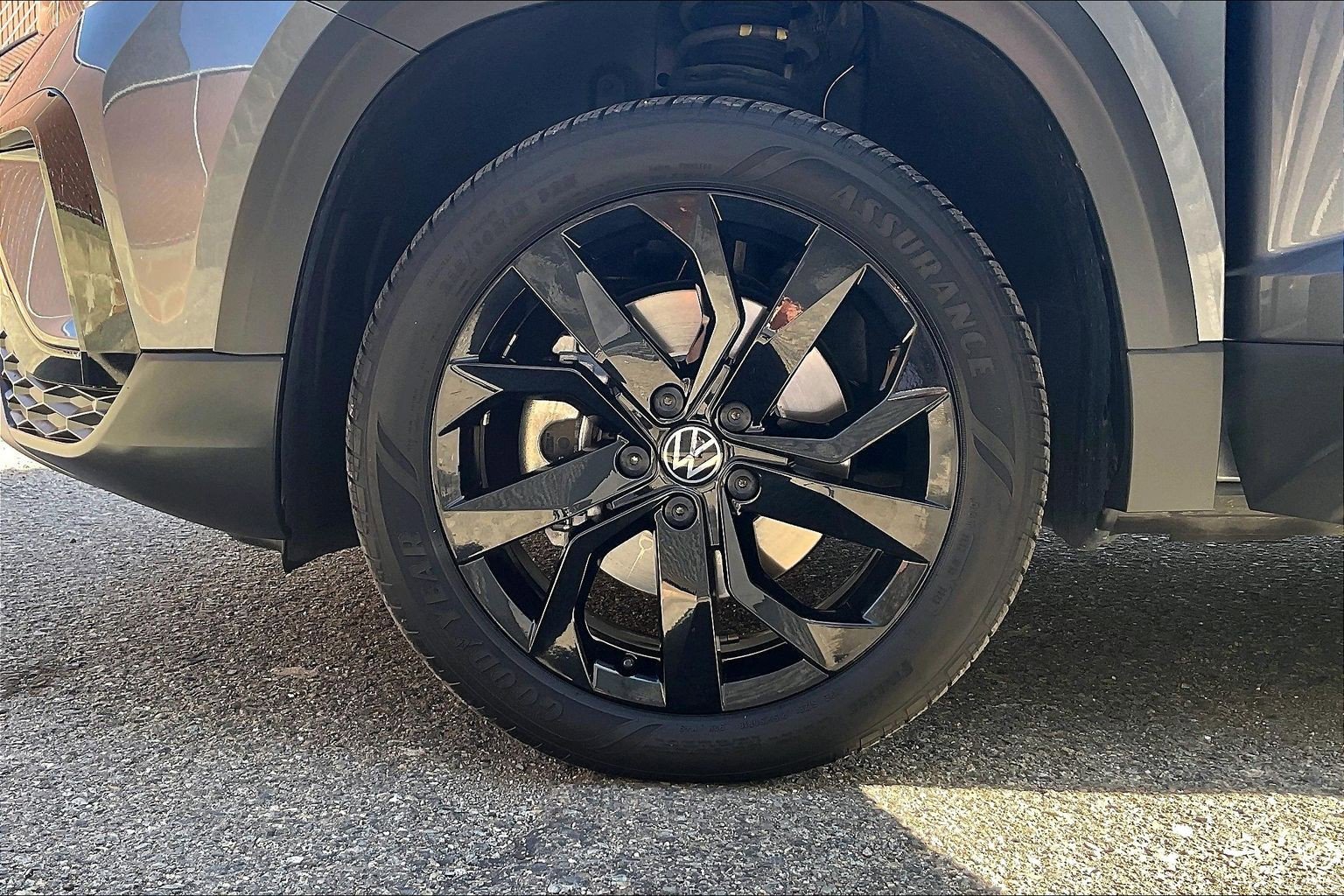 Certified 2023 Volkswagen Taos SE w/ Black Wheel Package FWD image 8
