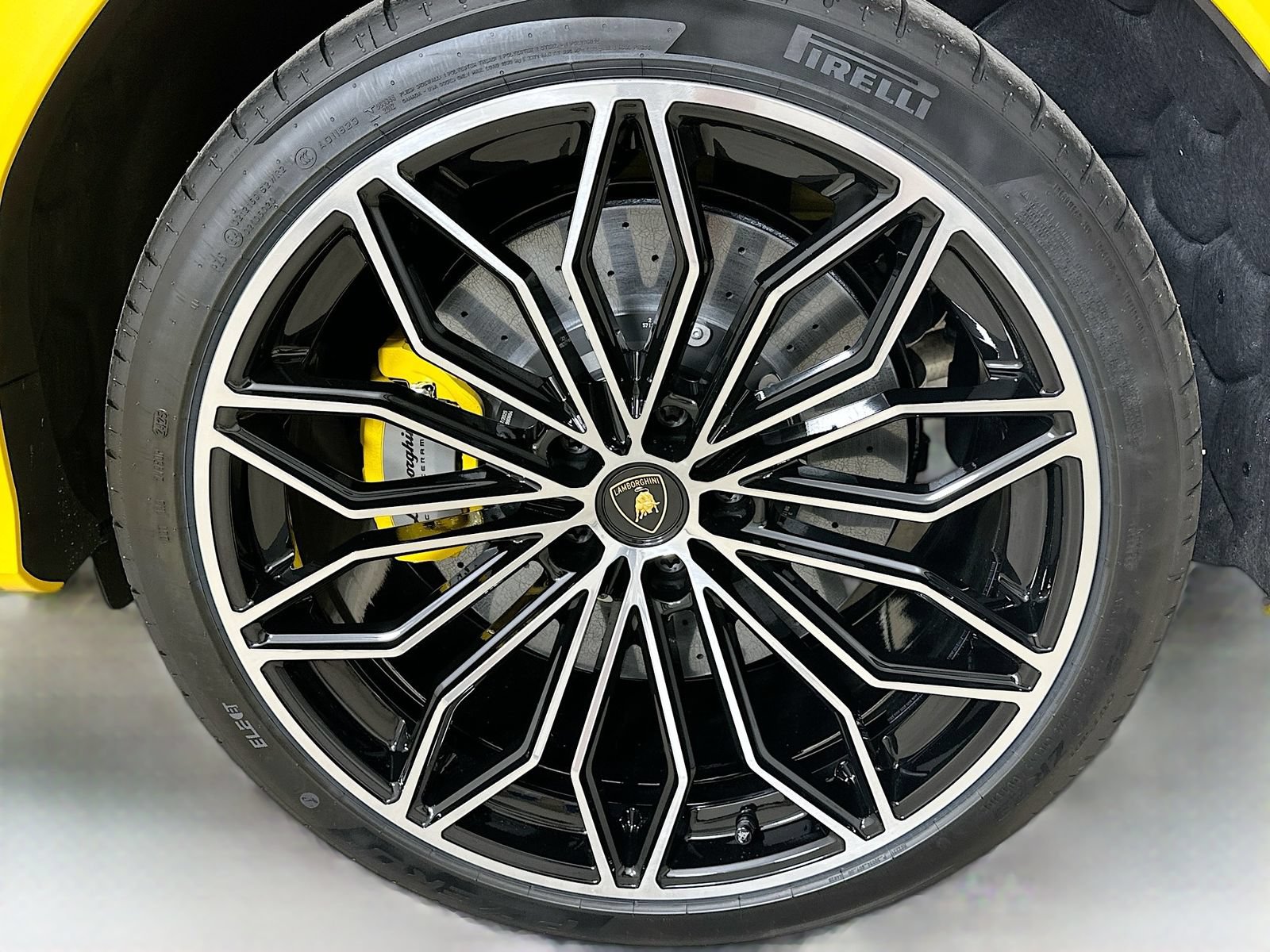 Used 2025 Lamborghini Urus SE AWD/4WD image 41