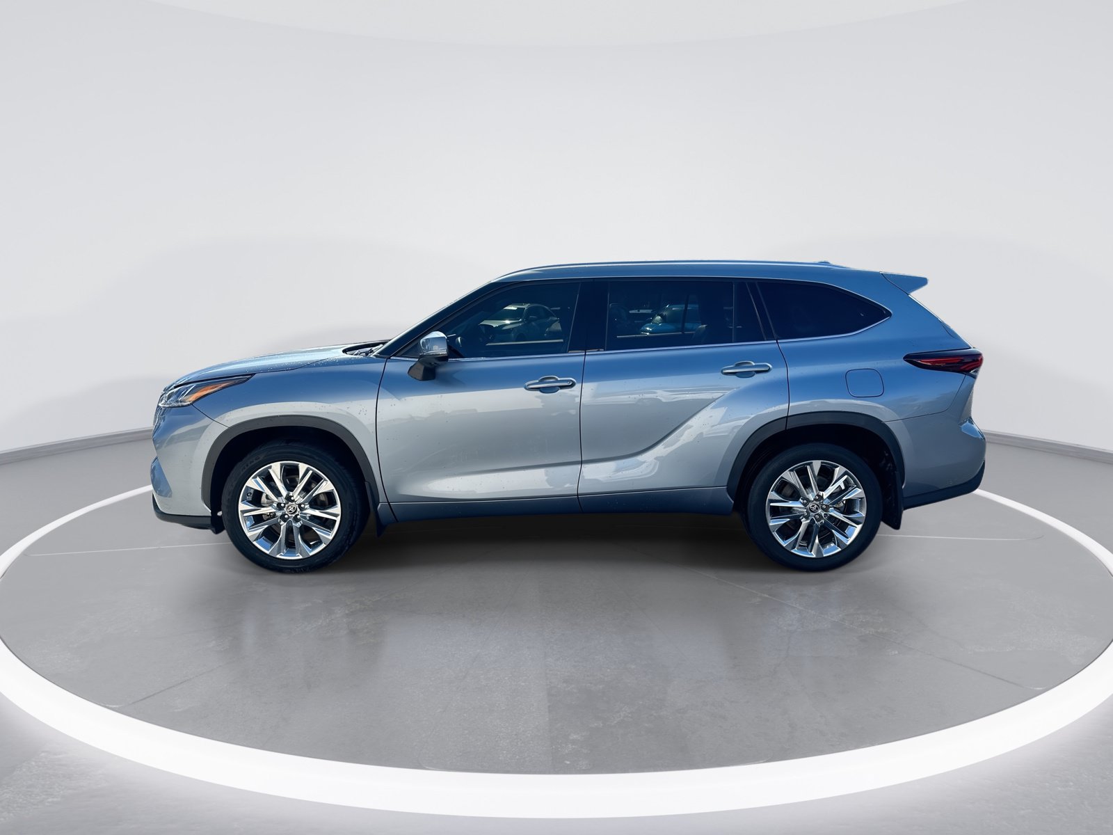 Used 2024 Toyota Highlander Limited FWD image 6